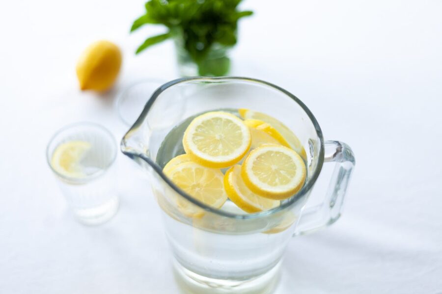 acqua con fette di limone