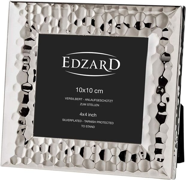 Il portafoto Edzard Gubbio di Brema EDZARD, azienda che dal 1985 produce articoli placcati in argento. Solido e massiccio, con la sua lavorazione preziosa sorprende e lo rende un'aggiunta elegante e di classe per qualsiasi ambiente.