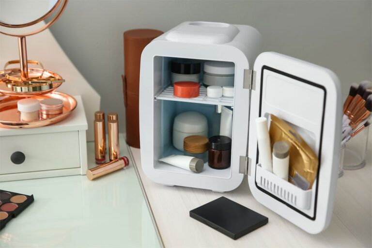 Mini frigo per cosmetici @Adobe Stock