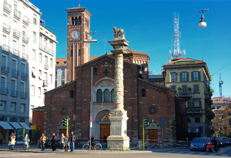Piazza San Babila, Milano , @AdobeStock