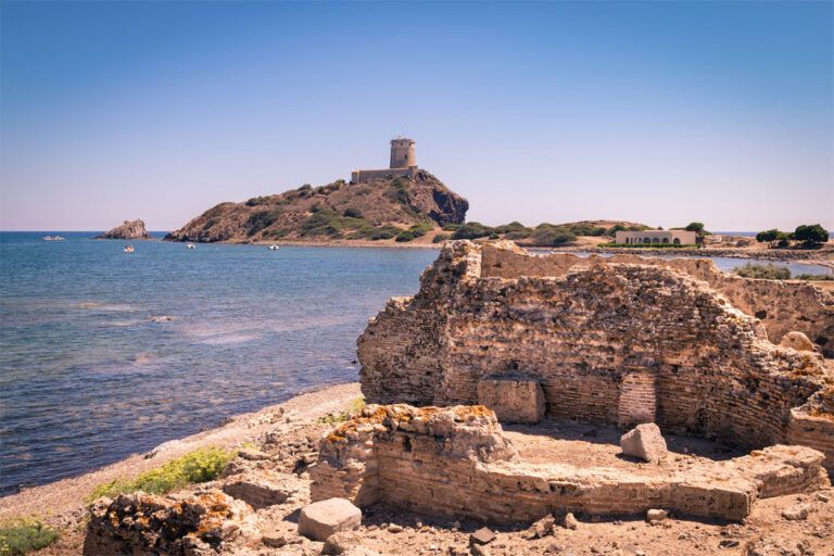 In copertina: Vista del sito archeologico di Nora, Sardegna - Foto di isaac74 @AdobeStock