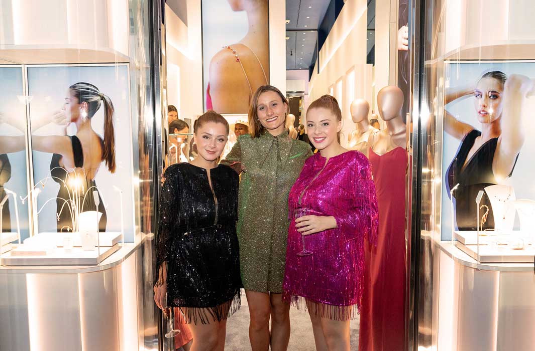 Abiti e gioielli si incontrano nella Milano Fashion Week con Pink Plural, tributo alla femminilità contemporanea.