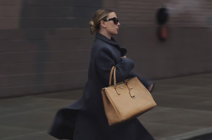 Prada, la campagna della borsa Galleria con Scarlett Johansson