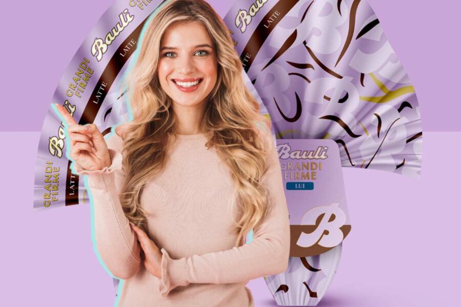 Donna che sorride con uova di Pasqua Bauli