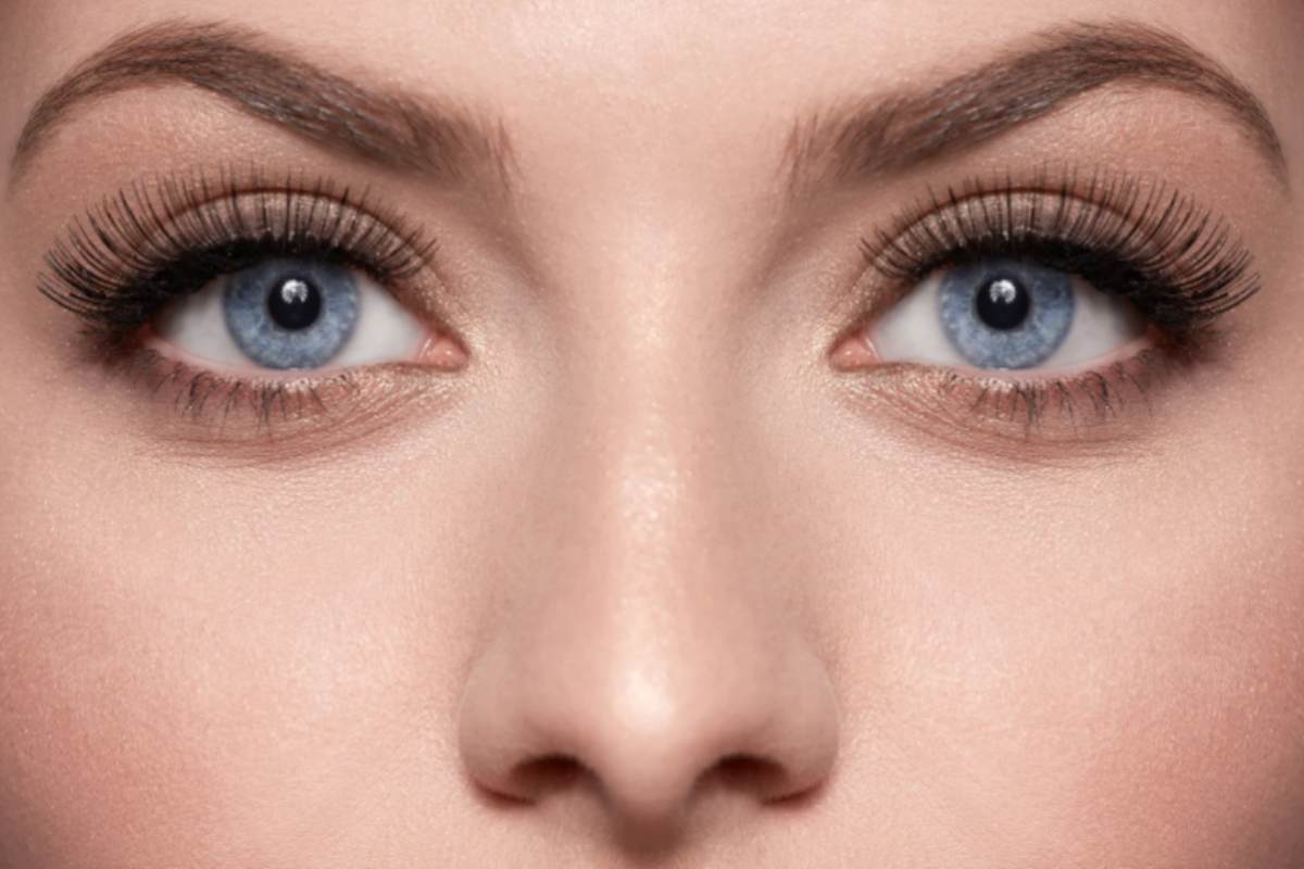 donna con gli occhi azzurri