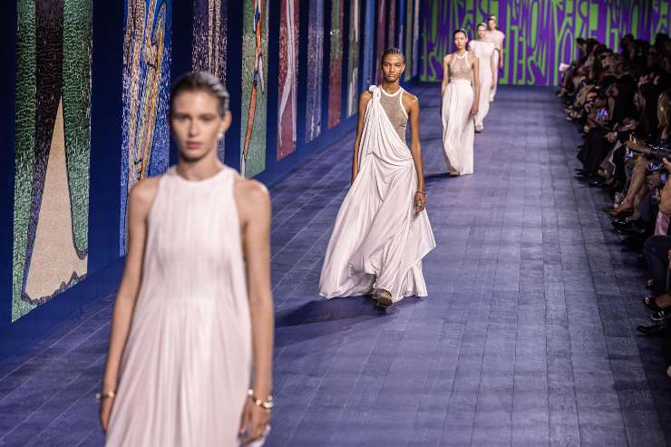 modelle che sfilano su una passerella