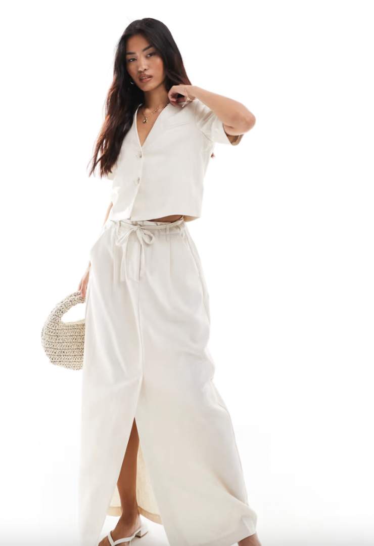 una ragazza indossa una gonna