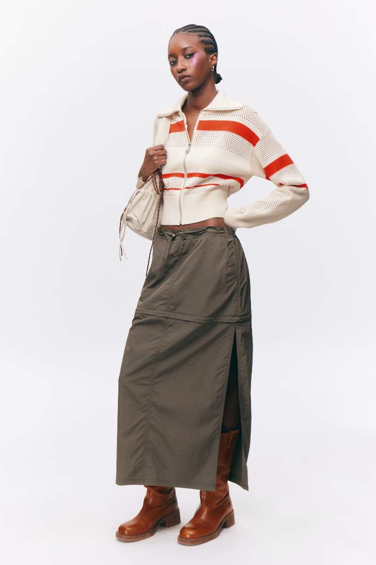 una ragazza indossa una gonna