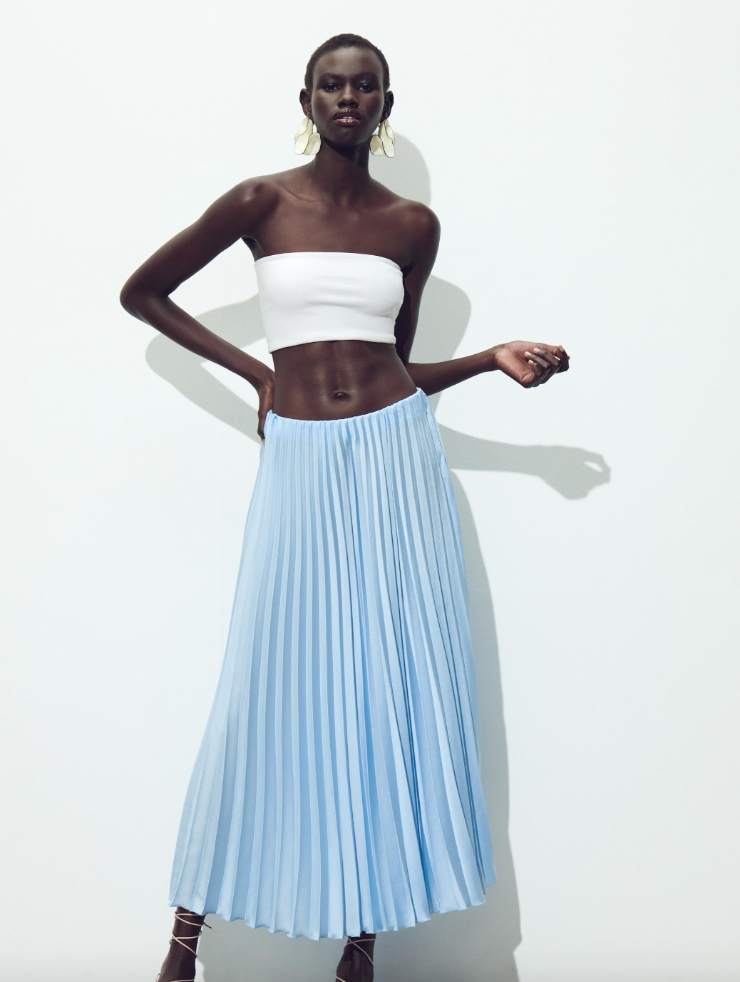 una ragazza indossa una gonna