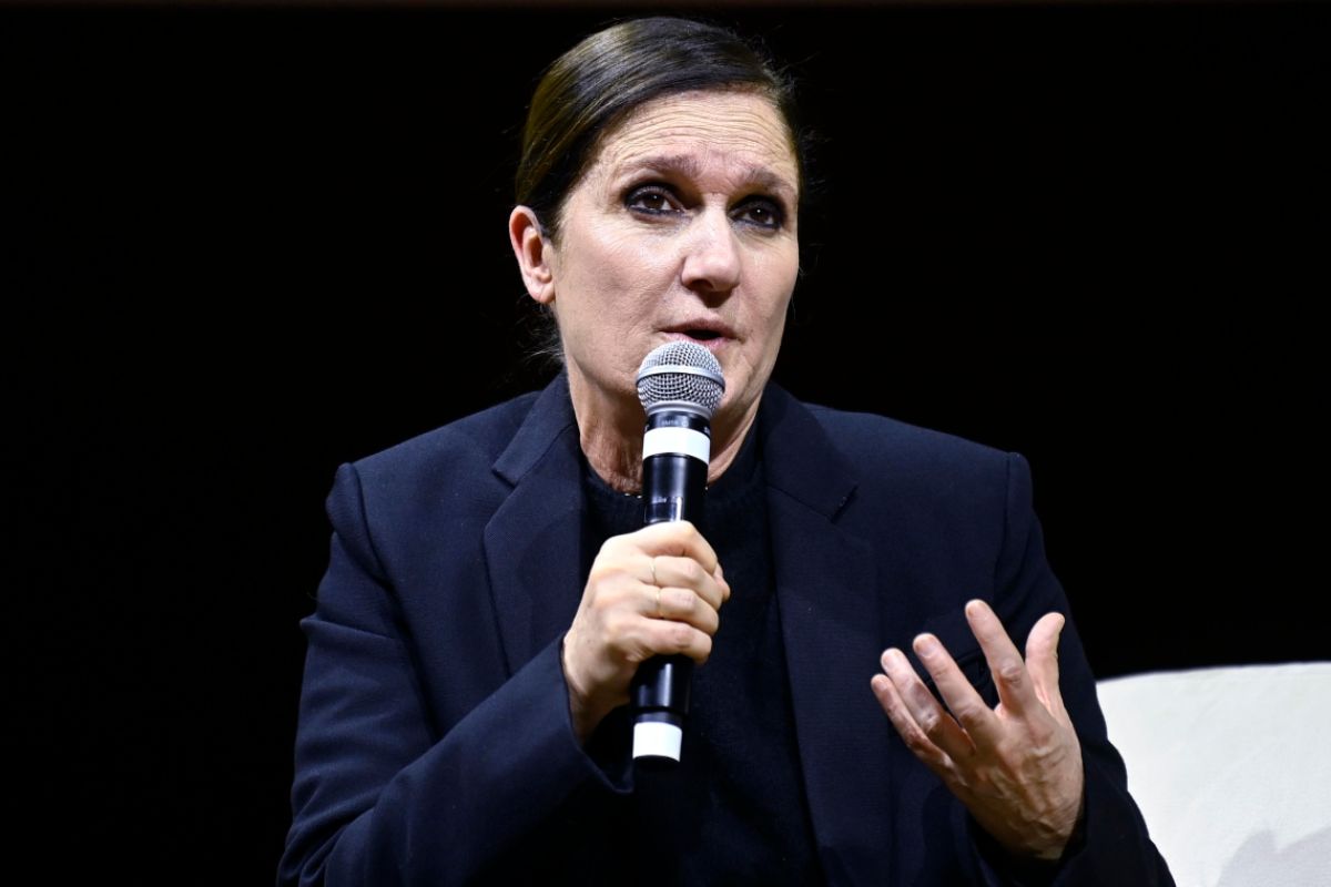 maria grazia chiuri ex direttrice creativa di dior che parla al microfono