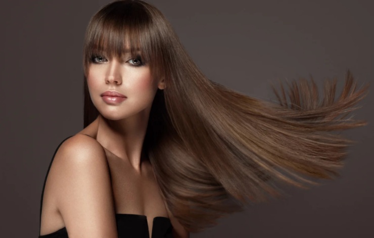 ragazza con i capelli lunghi lisci castani