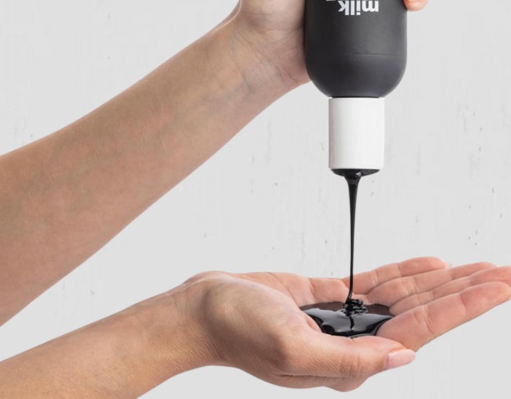 Shampoo nero sulla mano