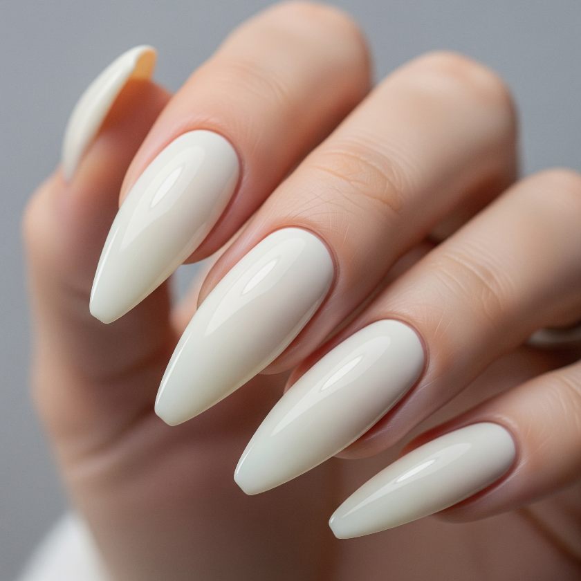 unghie stiletto color panna