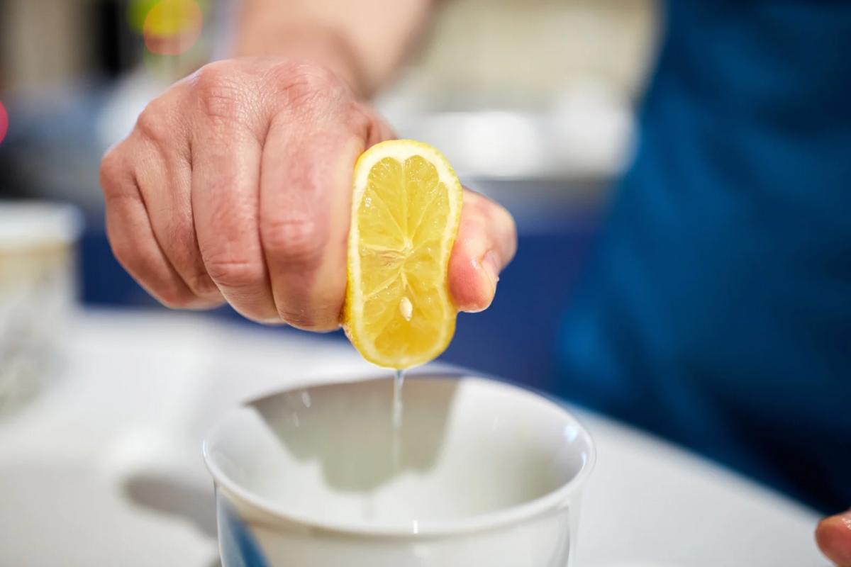 Uomo che spreme limone