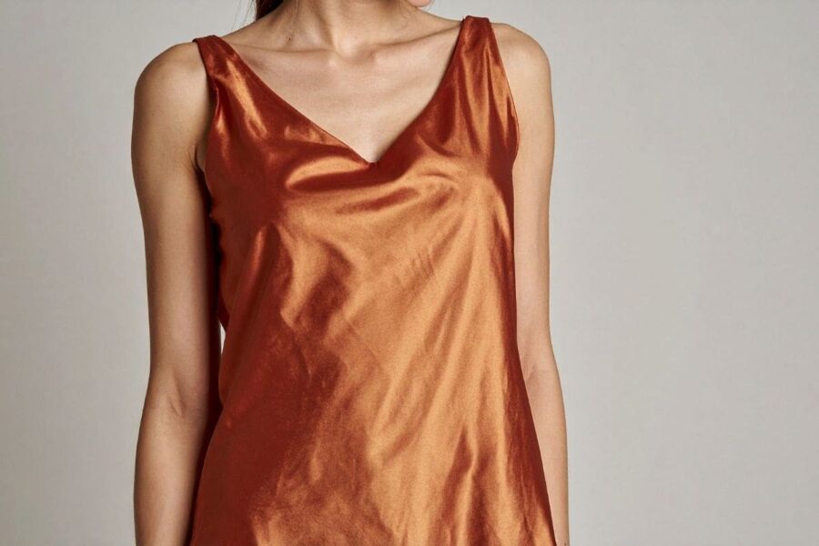 Donna con abito in raso