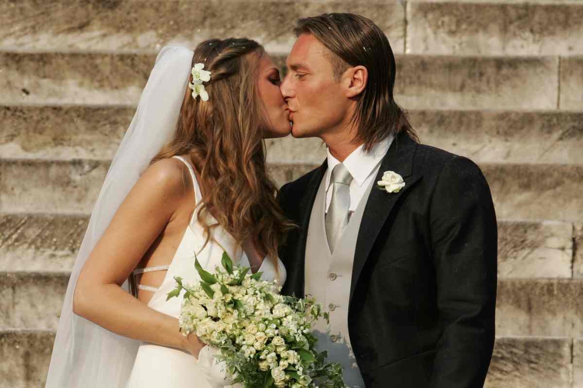ilary blasi e francesco totti si baciano