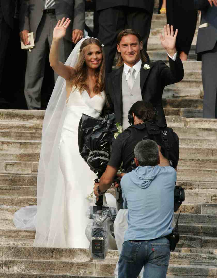 ilary blasi e totti salutano la folla il giorno del loro matrimonio