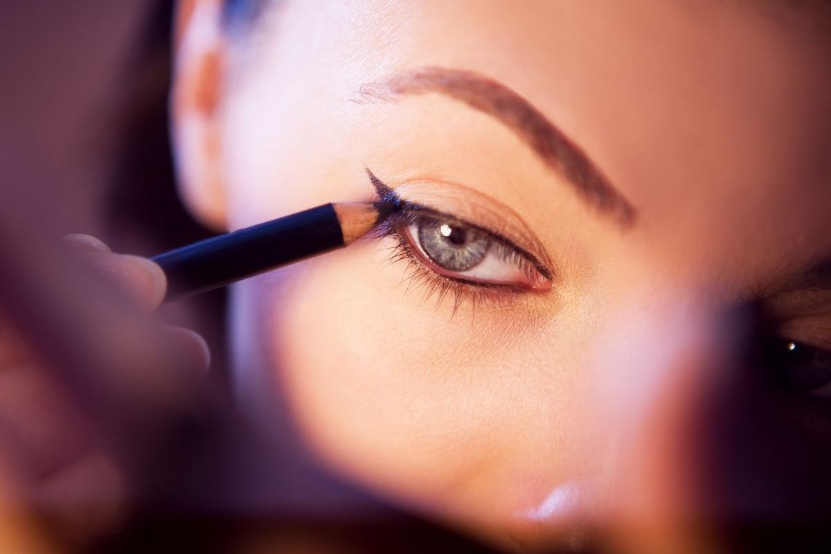 donna crea eyeliner con matita occhi