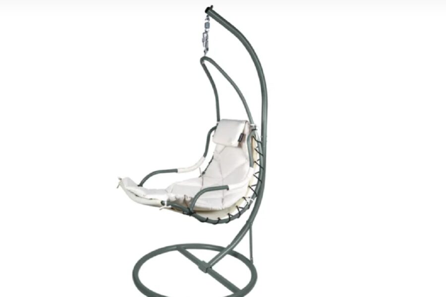 dondolo kasanova su sfondo bianco