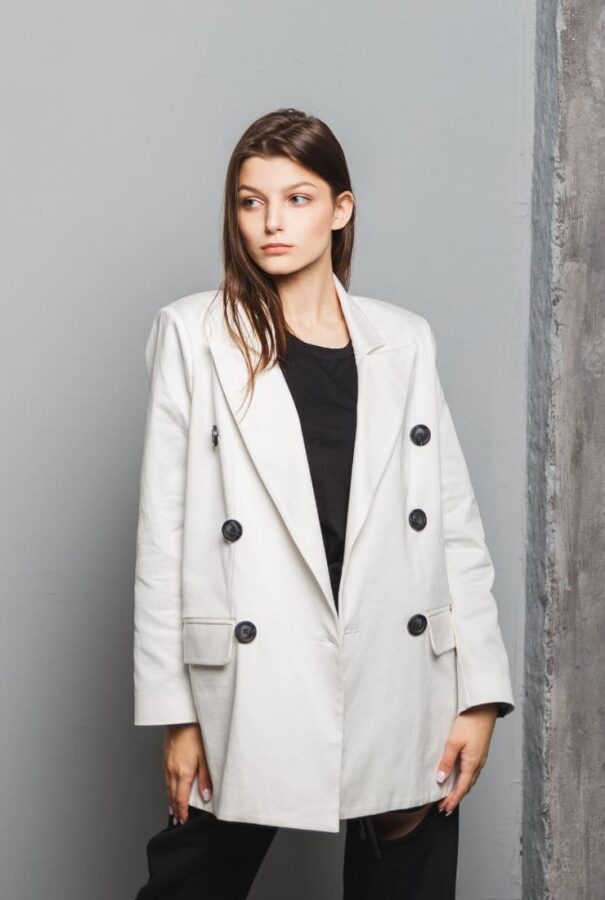 donna con giacca oversize
