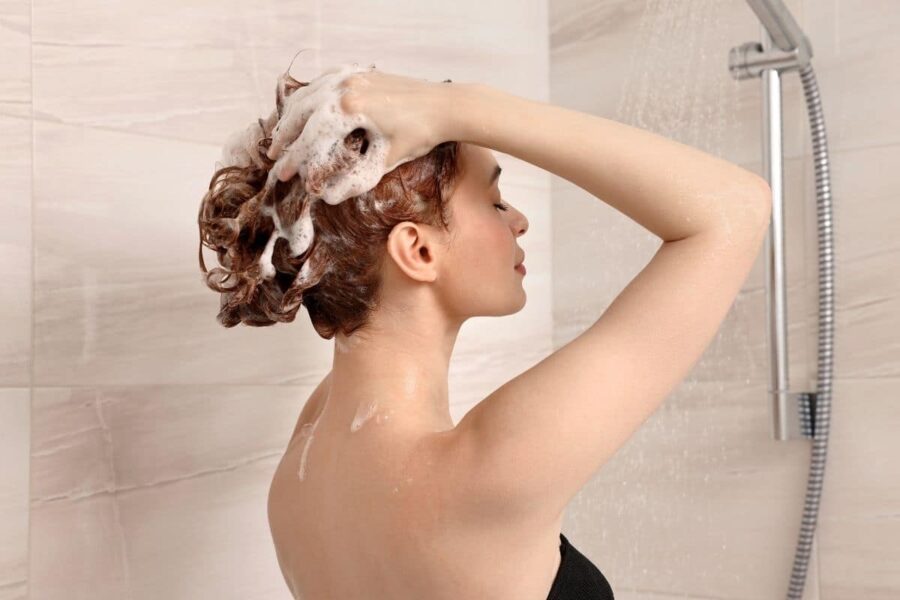 Donna lava i capelli