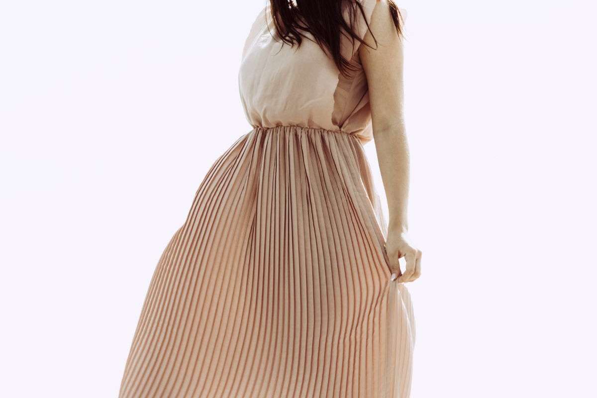 ragazza con vestito lungo a righe