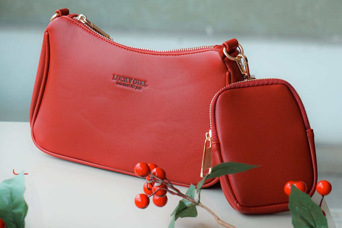 borsa rossa con portafogli