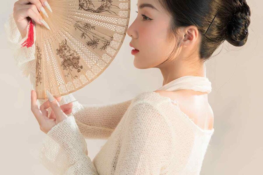 donna asiatica con chignon