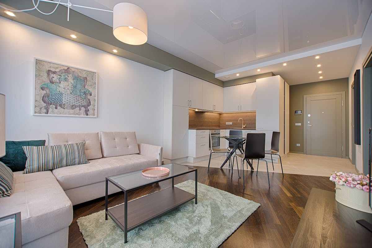 salotto ben arredato, colori chiari