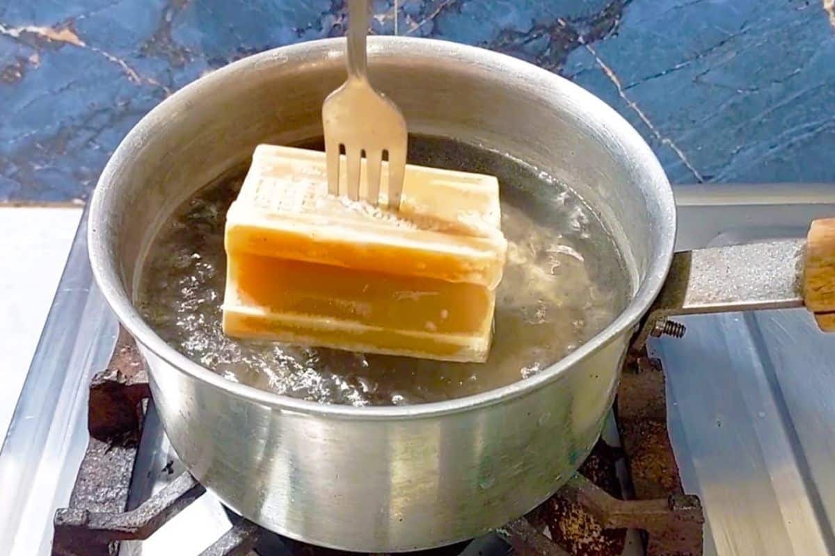 Metti una saponetta nell’acqua bollente: smetti di sprecare soldi