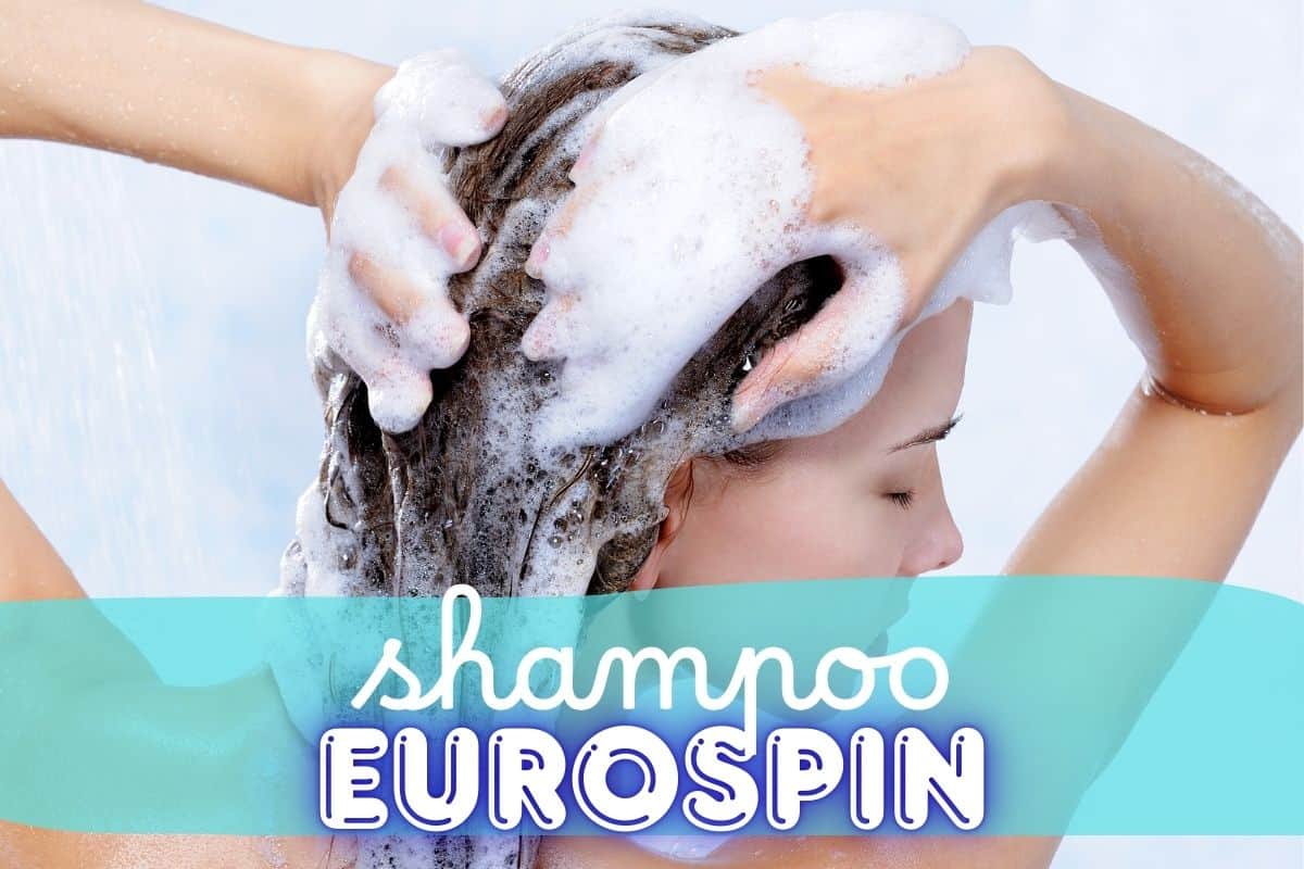 donna che fa lo shampoo