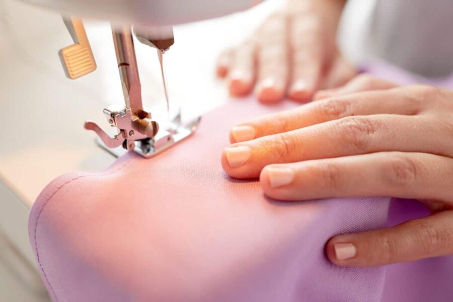 Macchina da cucire e pantalone