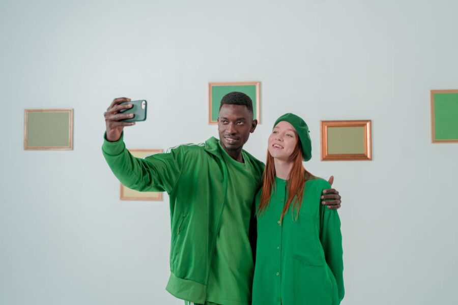 due persone vestite di verde