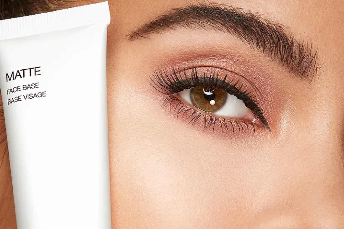 donna con in mano prodotto viso