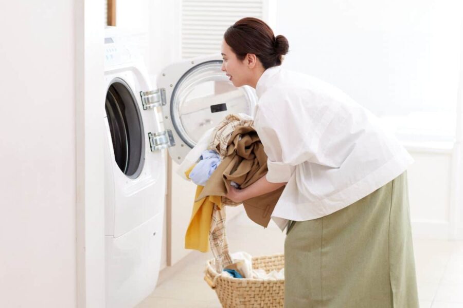 donna e bucato in lavatrice