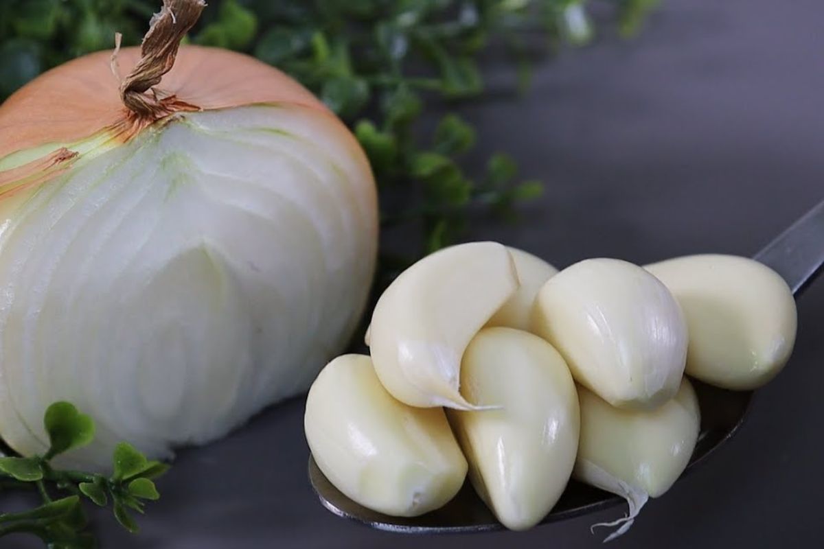 Capelli sani e lucenti ma soprattutto senza forfora: ecco il rimedio antico