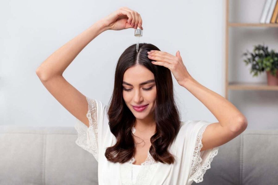 Donna con olio capelli