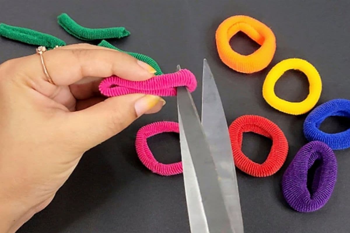 Elastici colorati e forbice