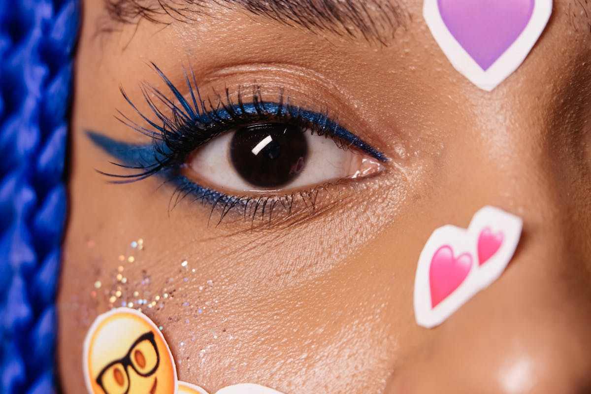 occhio di donna di colore con eyeliner blu