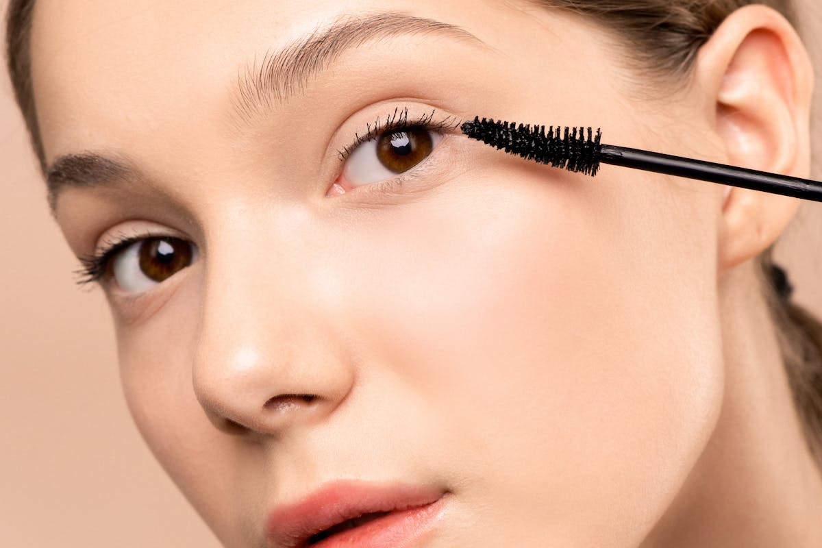 donna che mette mascara