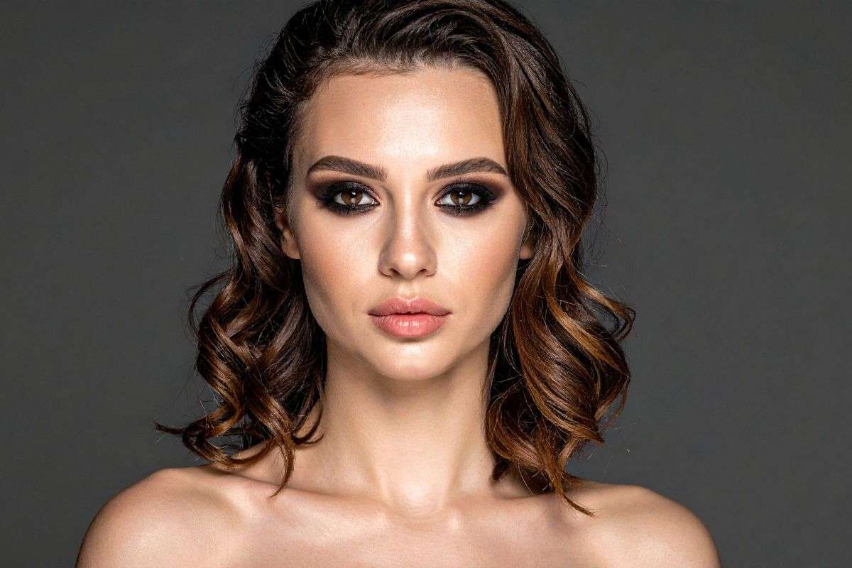 ragazza truccata in primo piano