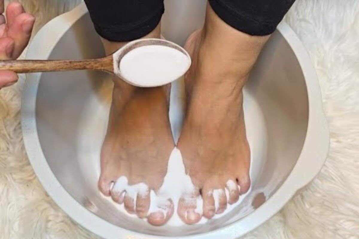 Spargi il bicarbonato di sodio sui piedi: i benefici sono innumerevoli