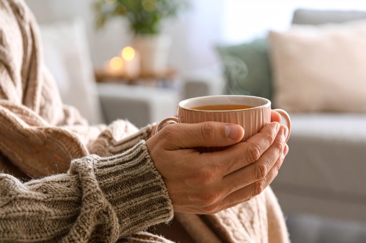 donna con tazza in mano 