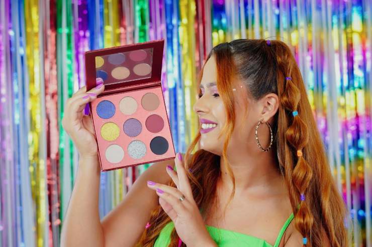 ragazza con palette ombretti in mano