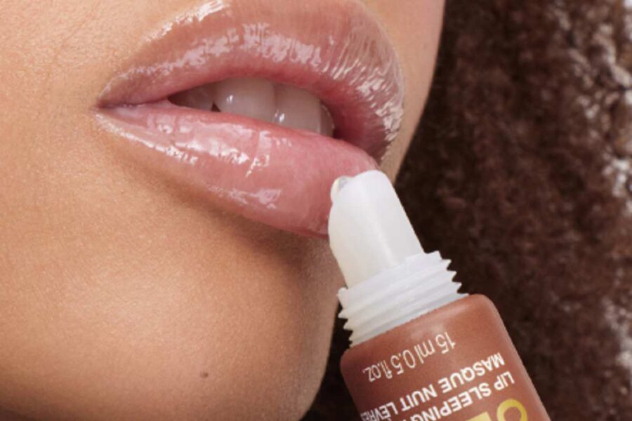 donna che mette rossetto