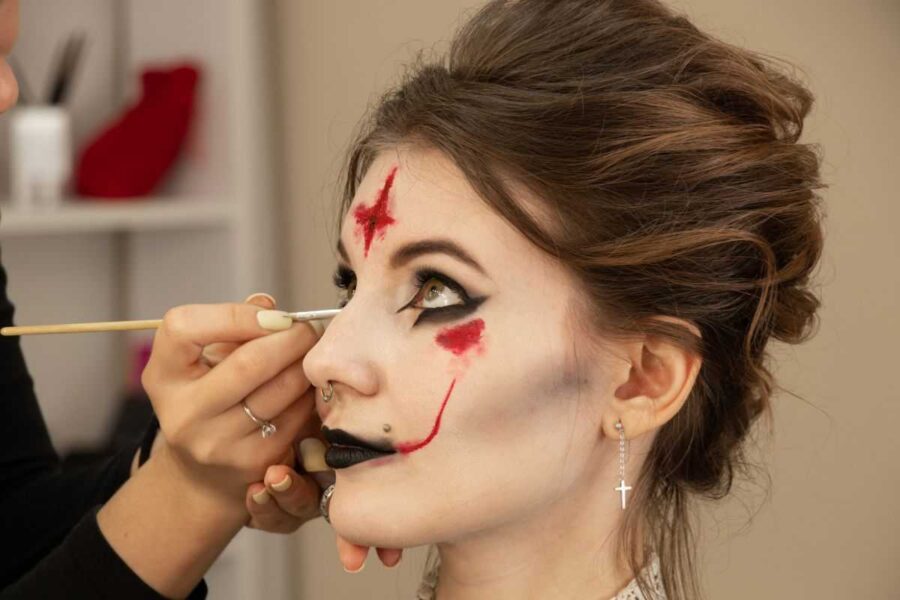 ragazza che viene truccata per Halloween