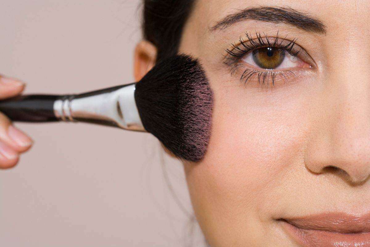 persona che applica blush