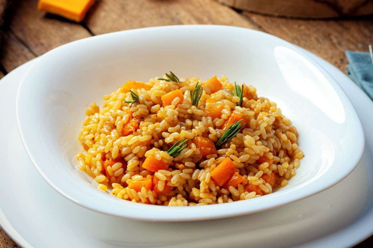 Un classico autunnale che non stanca mai: il risotto alla zucca più cremoso che ci sia