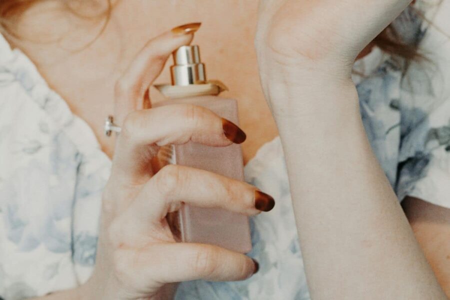 donna che spruzza profumo