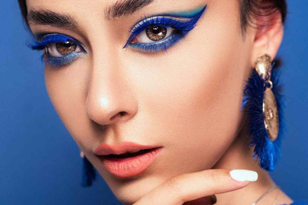 Trucco matita blu elettrico